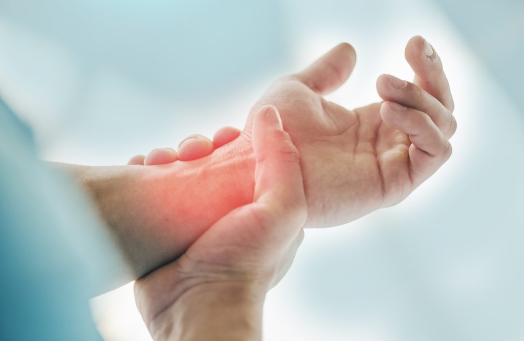 Viêm khớp cổ tay đem lại nhũng triệu chứng đau nhức, hạn chế vận động của người mắc phải