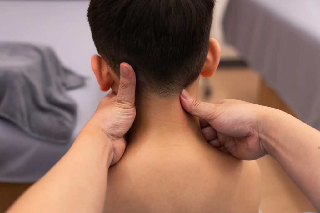 Kỹ thuật bằng tay trong điều trị vẹo cổ cấp