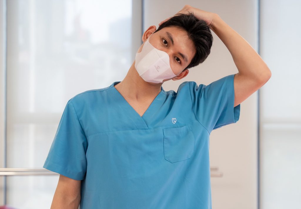 Bài tập kéo giãn cơ cổ ở tư thế đứng