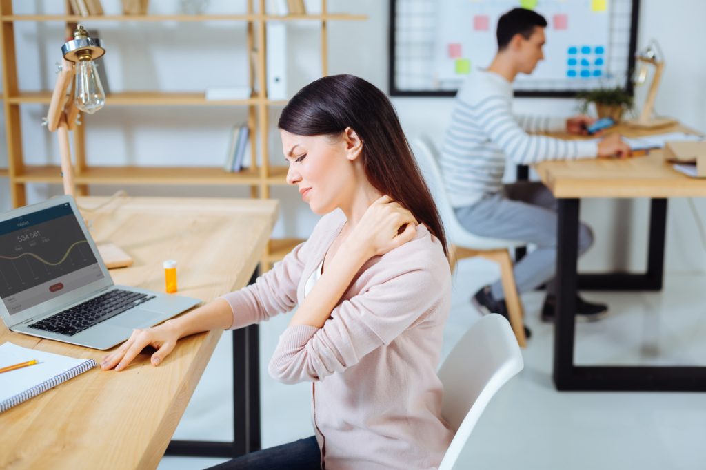 Dân văn phòng thường xuyên bị đau cổ vai gáy