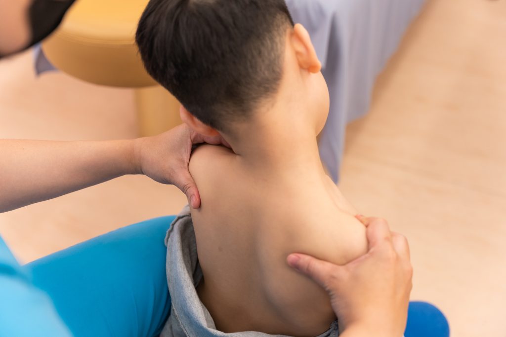 Biểu hiện nghiêng đầu về một phía và hạn chế vận động cổ