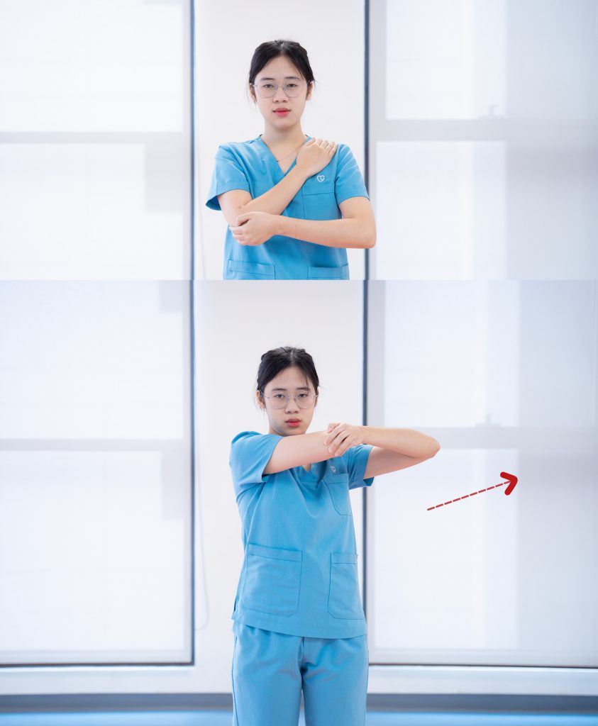 Bài tập Kéo vai chéo thân (Posterior Shoulder Stretch)