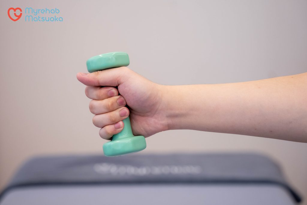 Bài tập tăng cường cơ cẳng tay với tạ nhỏ
