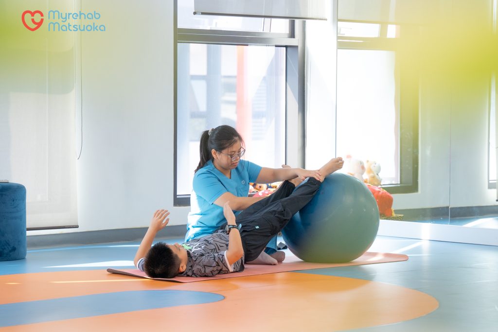 Tập vận động với bóng giúp các nhóm cơ thân mình, cẳng chân khỏe hơn giúp giải quyết các rối loạn tư thế do hậu quả của bàn chân bẹt