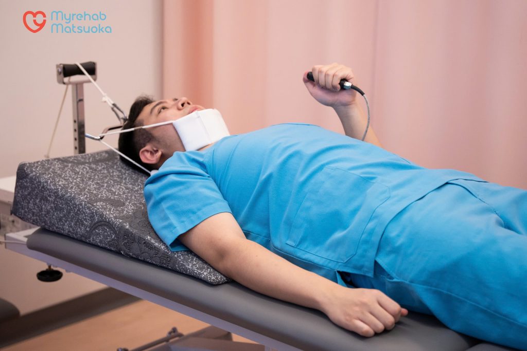 Kéo giãn cột sống cổ tại MYREHAB MATSUOKA