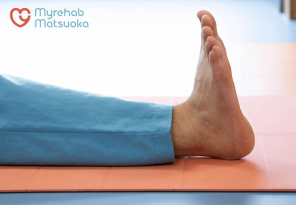 Xoay cổ chân nhẹ nhàng giúp duy trì vận động trong giai đoạn đầu sau chấn thương