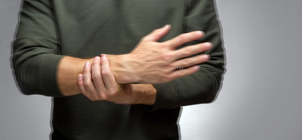 Run tay có thể là một dấu hiệu của bệnh Parkinson kèm theo các triệu chứng khác