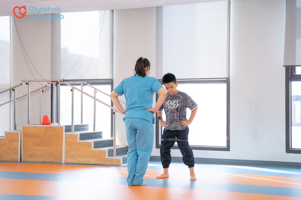 Ưu tiên luyện tập các bài tập vận động nhẹ nhàng cho trẻ
