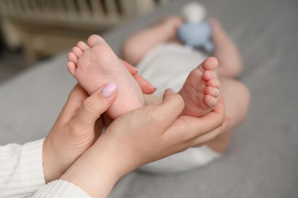 Bàn chân bẹt bệnh lý ở trẻ dễ bị bỏ qua do dấu hiệu không rõ ràng