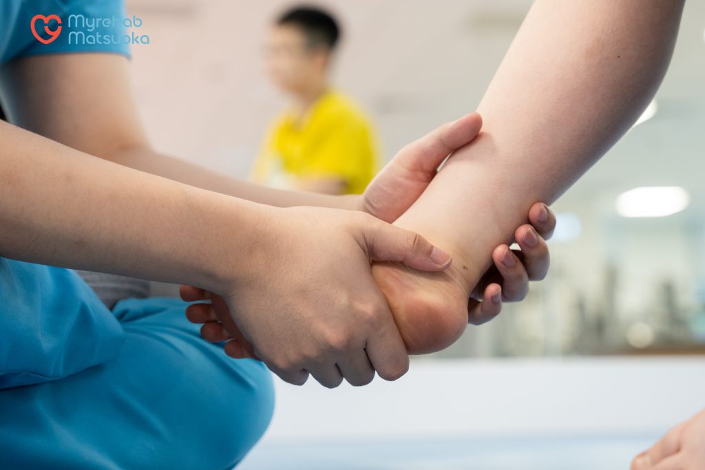 Massage cân gan bàn chân hỗ trợ điều trị bàn chân bẹt