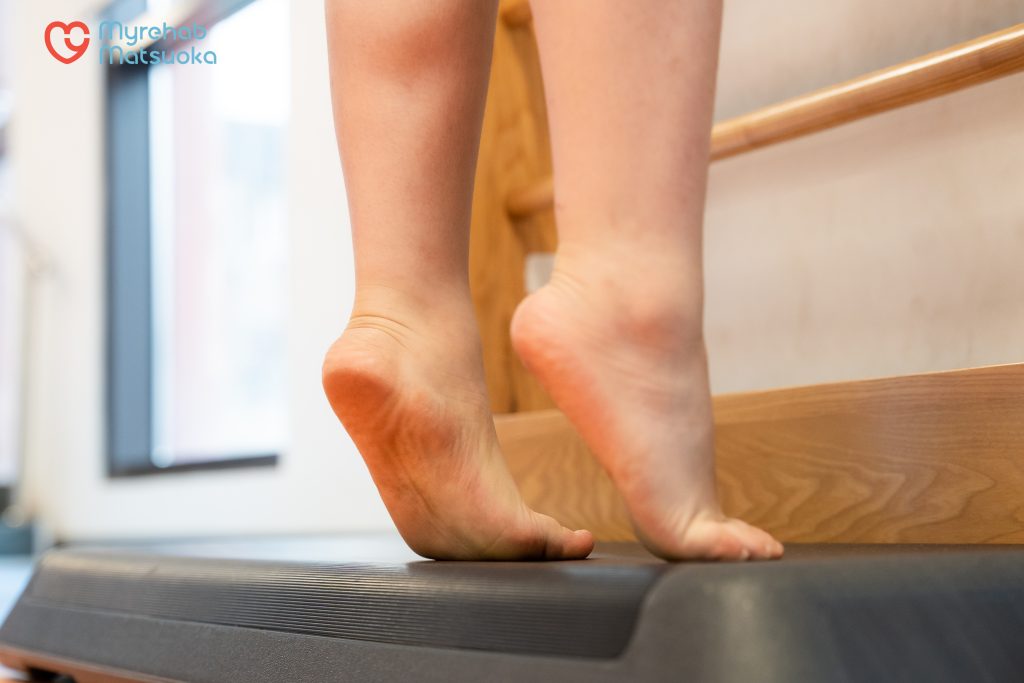 bài tập vận động kéo giãn chân gót cho bàn chân bẹt bệnh lý