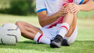 Có rất nhiều nguyên nhân dẫn đến chấn thương đối với người chơi đá bóng