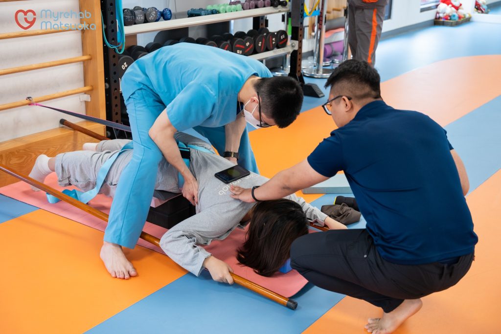 Tập luyện vẹo cột sống bằng phương pháp Schroth tại Myrehab Matsuoka