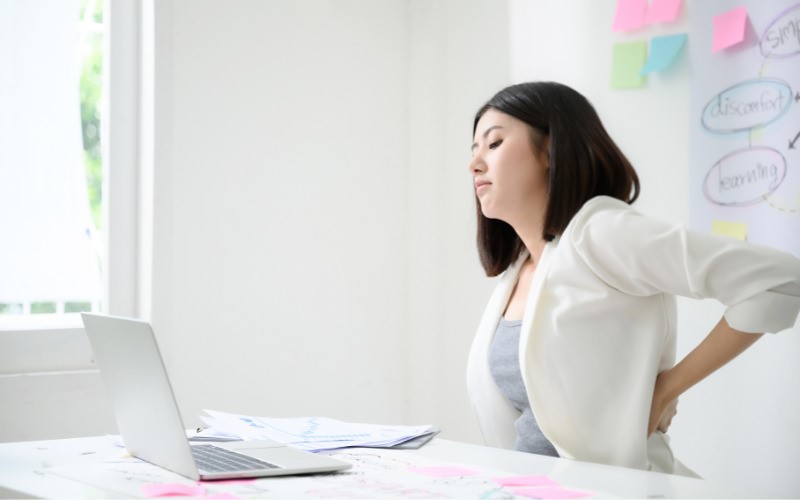 Tình trạng đau cột sống do ngồi lâu 