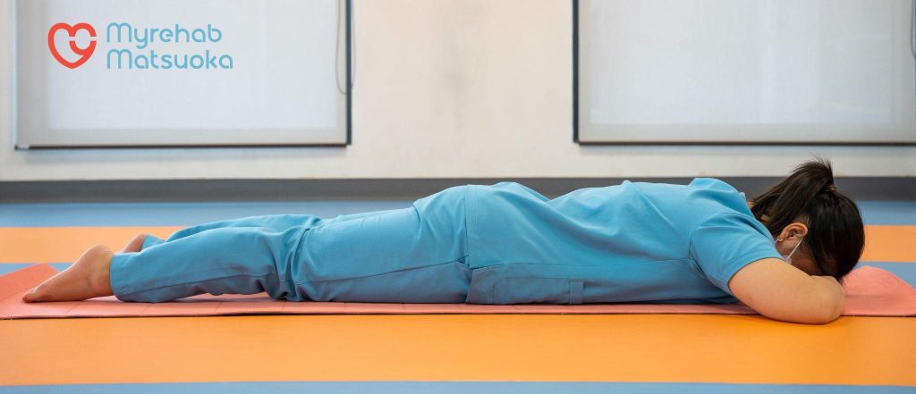 Nằm sấp thư giãn giúp giảm đau thắt lưng