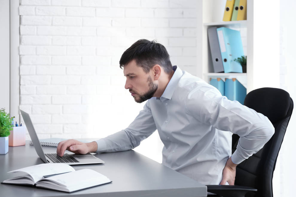 Ngồi khom lưng về lâu dài sẽ khiến đĩa đệm tổn thương