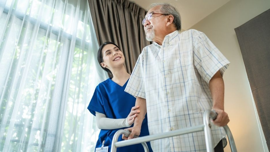 Tập đi lại với dụng cụ trợ giúp