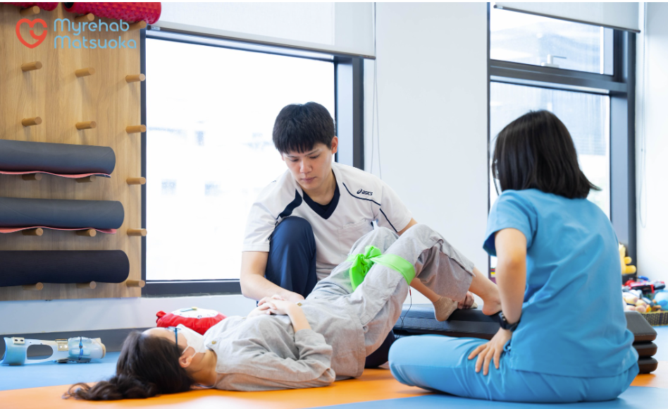 Kỹ thuật viên tại Myrehab Matsuoka hướng dẫn bệnh nhân vận động trị liệu