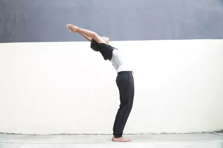 Duỗi lưng ở tư thế đứng