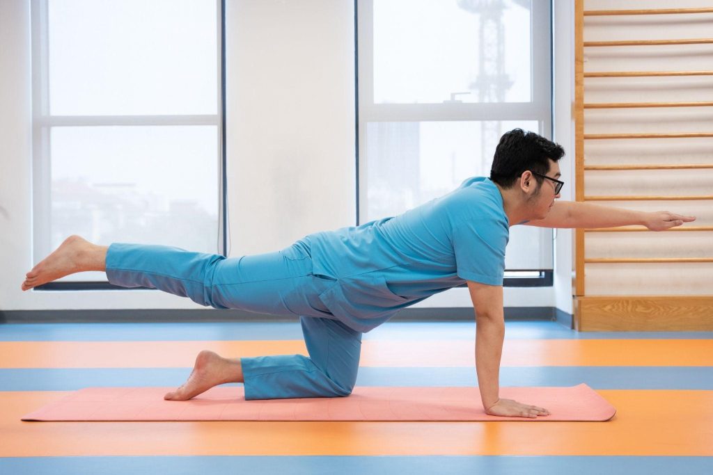 Bài tập kéo giãn cột sống chéo bên