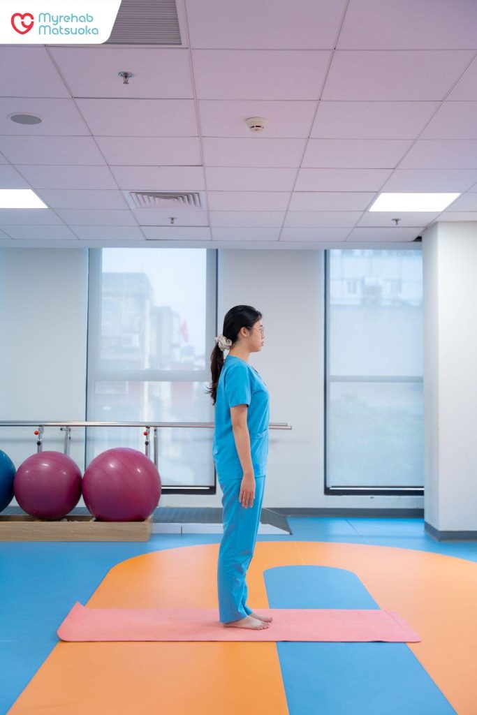 Tư thế đứng đúng giúp phòng ngừa thoát vị đĩa đệm ở người trẻ