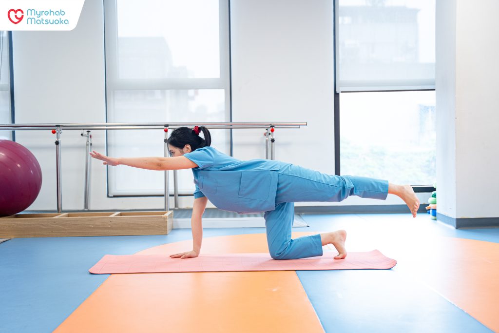 Bài tập kéo giãn cột sống cùng bên