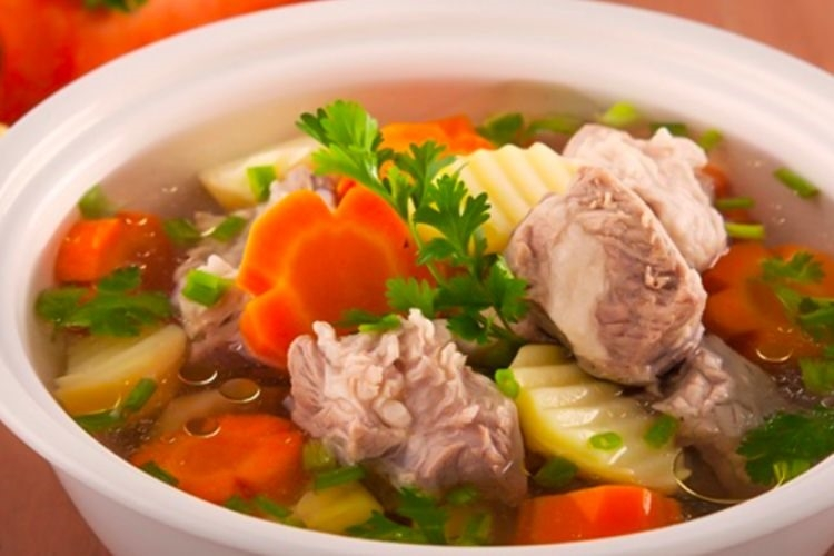 Canh rau củ là món ăn phù hợp để bổ sung vào thực đơn trong chế độ dinh dưỡng cho bệnh nhân sau đột quỵ