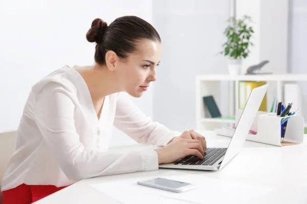 Ngồi sai tư thế kéo dài