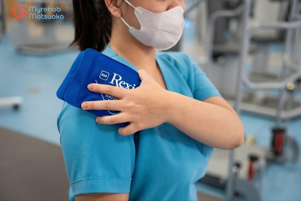 Chườm lạnh làm dịu cảm giác căng và đau cơ vai