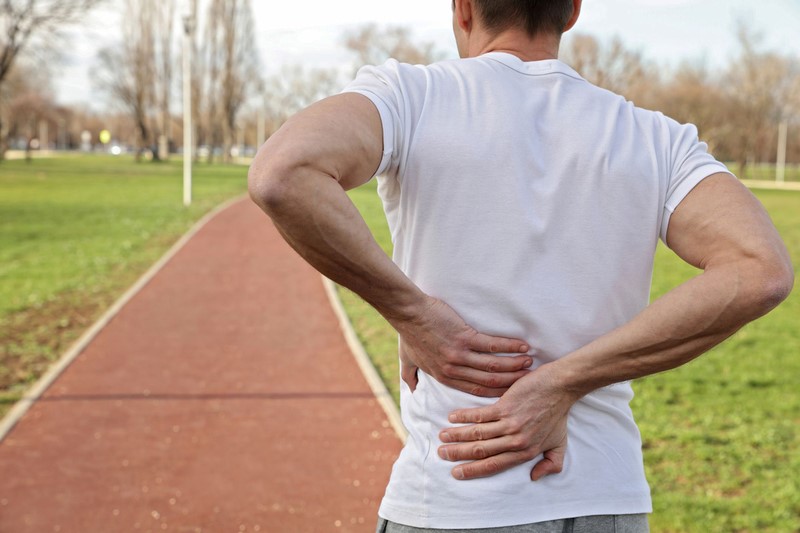 Cơn đau lưng âm ỉ xuất hiện khi vận động mạnh