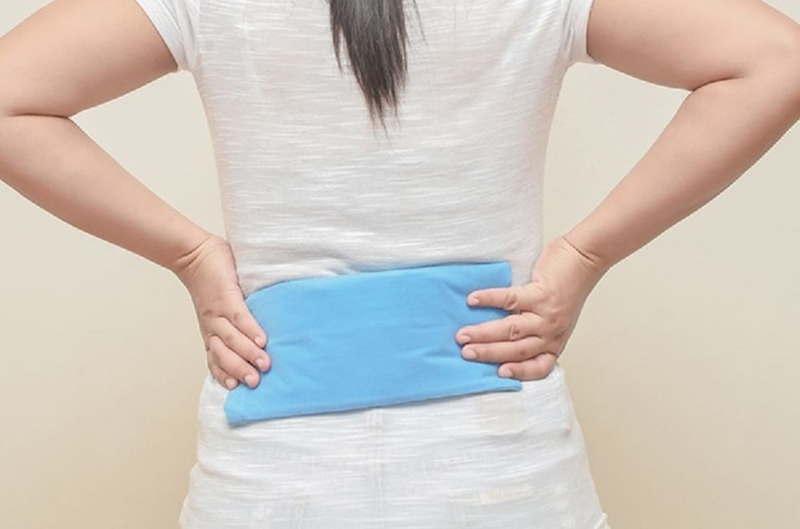 Chườm lạnh giúp giảm căng cơ lưng và giảm sưng