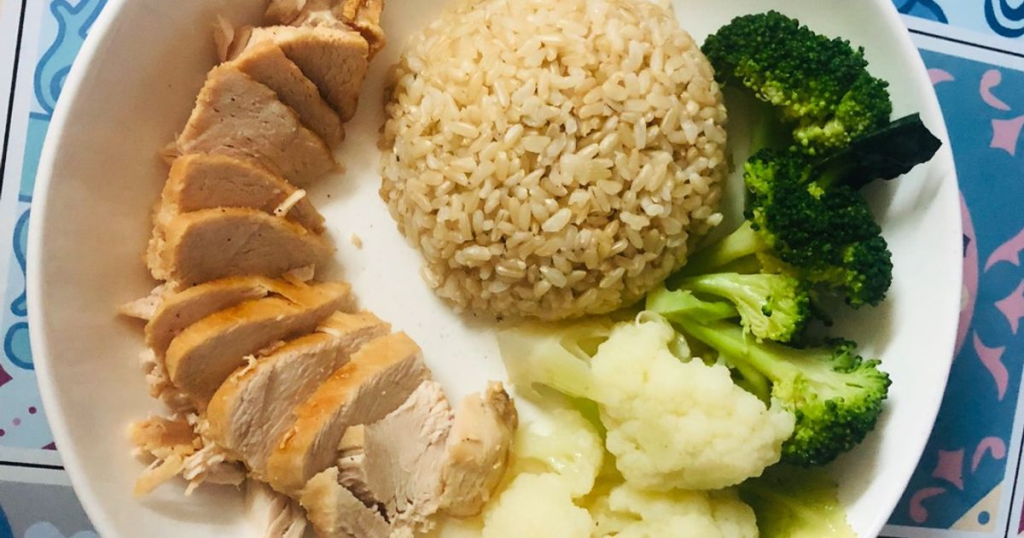Cơm gạo lứt ức gà