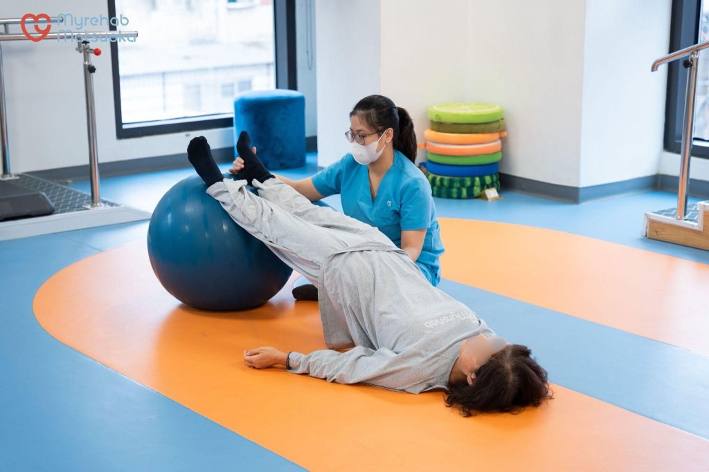 Trị liệu và kiểm soát tư thế hỗ trợ phục hồi thắt lưng cơ năng tại Myrehab Matsuoka