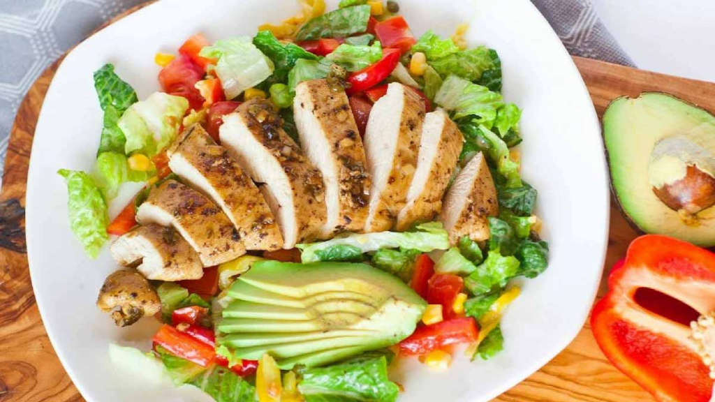 Bữa trưa hấp dẫn với món salad ức gà áp chảo trộn rau xanh