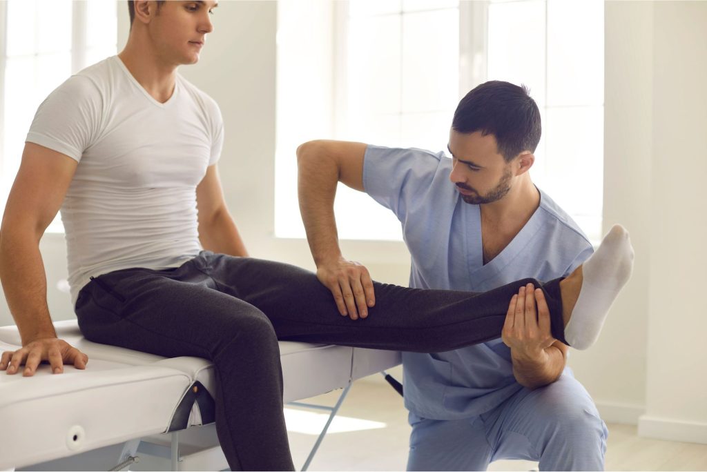 Chức năng chính của cơ tứ đầu đùi là giúp duỗi chân