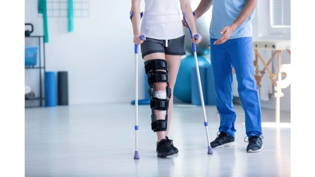 Tập đi lại nhẹ nhàng với sự trợ giúp để thúc đẩy quá trình khôi phục khả năng vận động