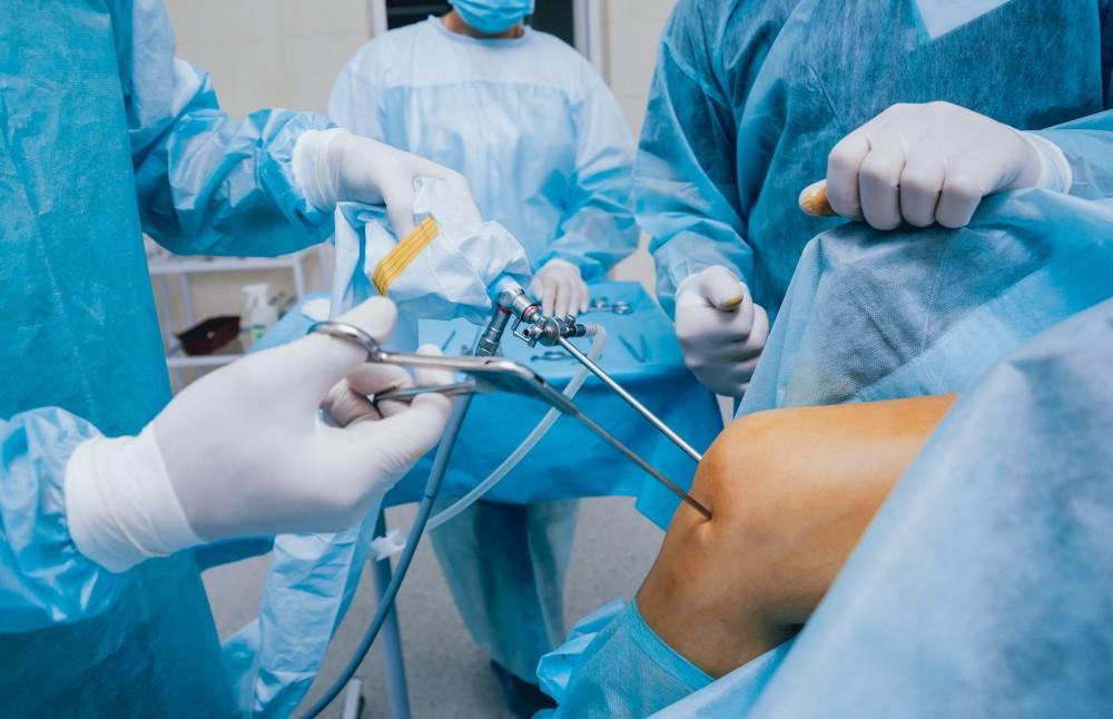 Phẫu thuật nội soi khớp gối là phương pháp phẫu thuật đứt dây chằng chéo trước ít xâm lấn và hiệu quả hiện nay
