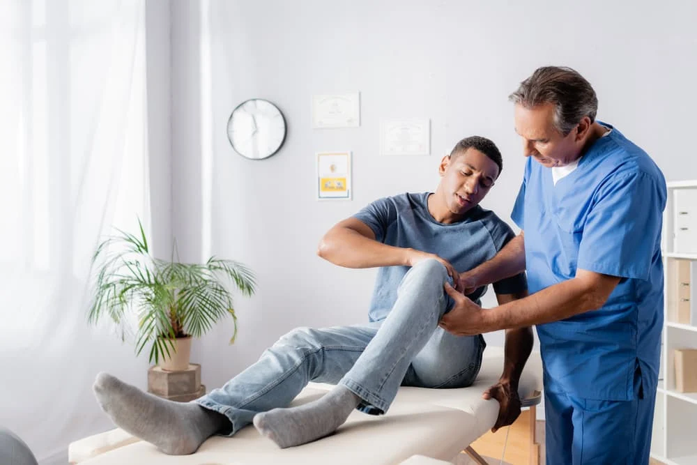 Tiến hành thăm khám ngay khi gặp chấn thương khớp gối để được chẩn đoán chính xác