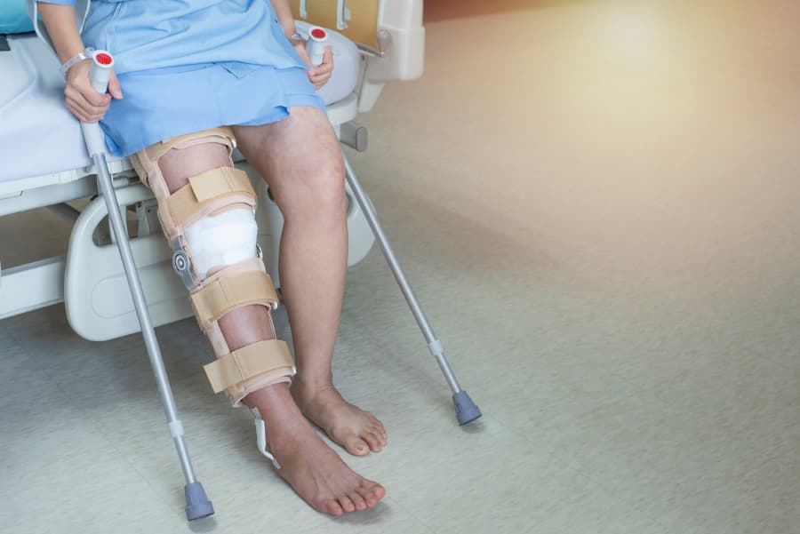 Có thể sử dụng nẹp sau phẫu thuật để hỗ trợ ổn định khớp
