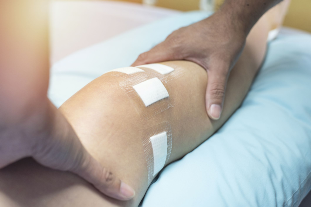 Để bác sĩ chẩn đoán và kiểm tra tình hình lỏng gối sau phẫu thuật ACL