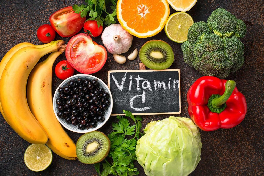 Vitamin C có vai trò tổng hợp collagen, hỗ trợ phục hồi dây chằng bị tổn thương