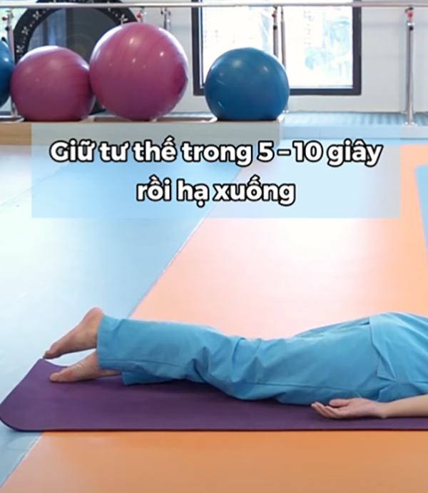 Bài tập nâng chân ở tư thế nằm sấp