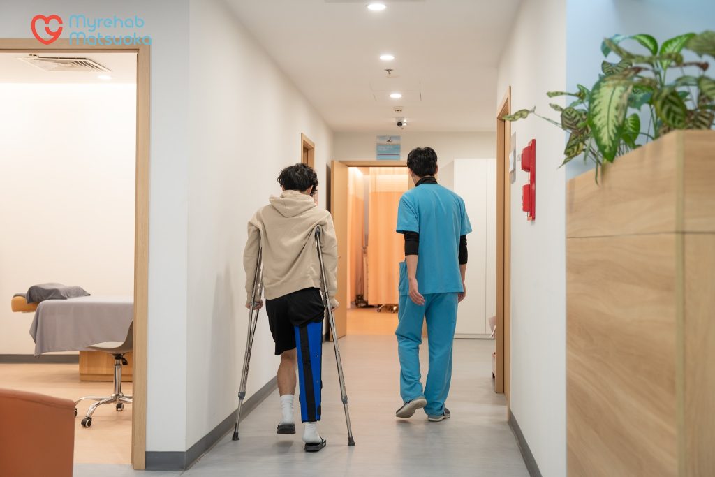 Nẹp đầu gối giúp bảo vệ đầu gối cho bệnh nhân trong quá trình phục hồi chức năng dây chằng chéo trước