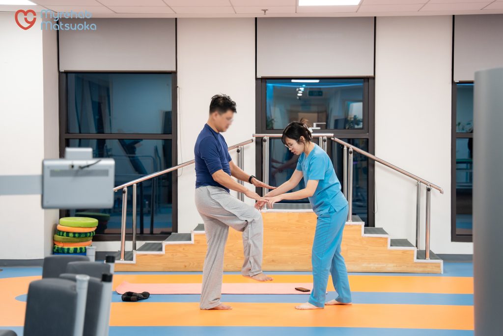 Thực hiện tập luyện phục hồi sau mổ ACL dưới sự hướng dẫn của chuyên gia