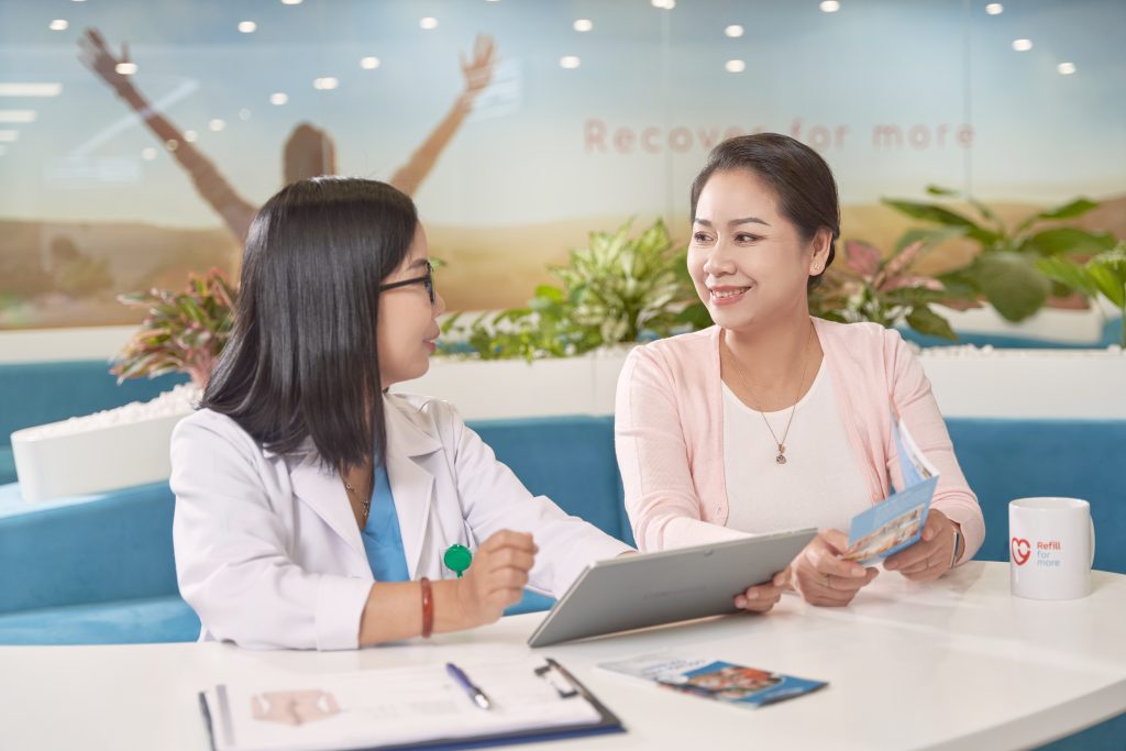 Tái khám sau mổ dây chằng chéo trước theo đúng lịch hẹn để được kiểm tra tình trạng phục hồi của chấn thương