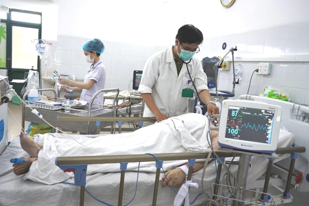 Người bị đột quỵ cần được theo dõi sát sao trong giai đoạn cấp tính