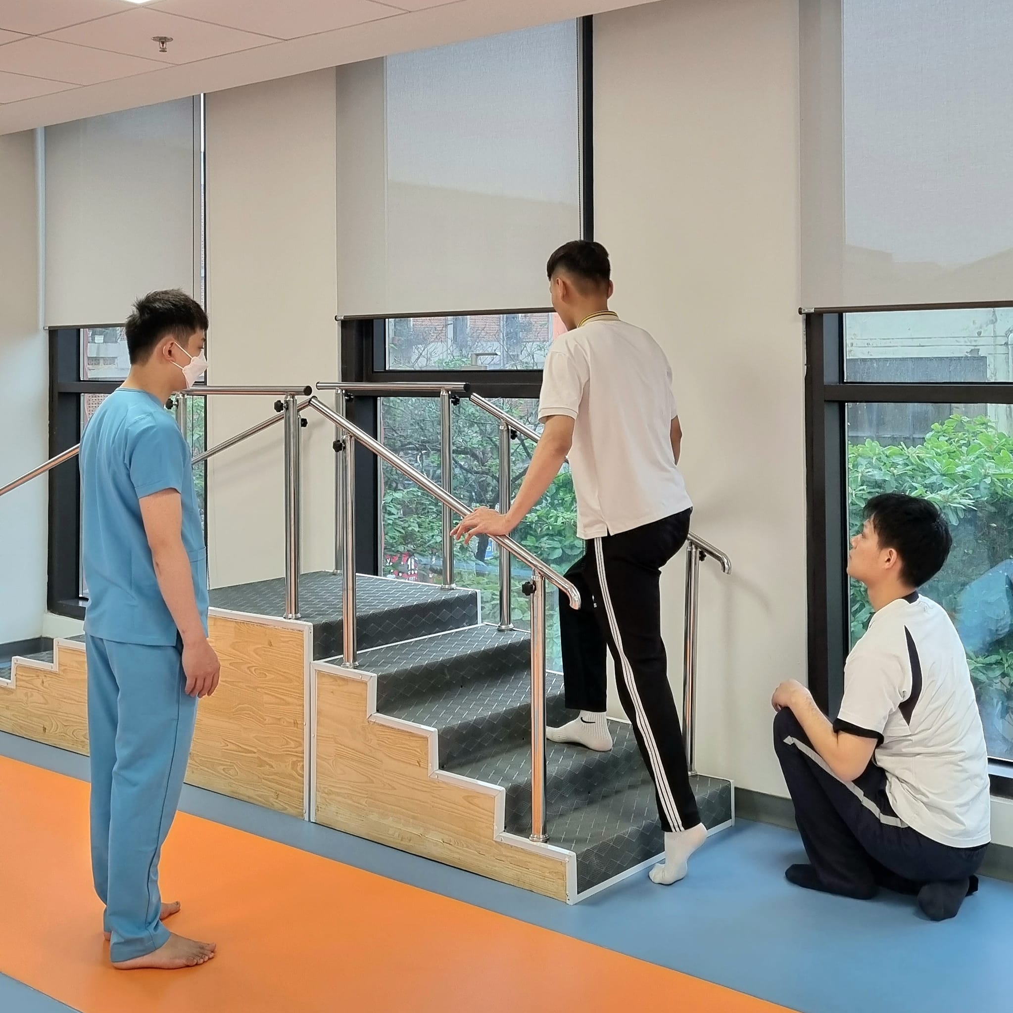 Tập đi trên thang có tay vịn