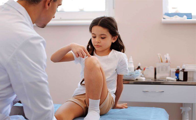 Viêm khớp mạn tính ở trẻ nhỏ rất nguy hiểm