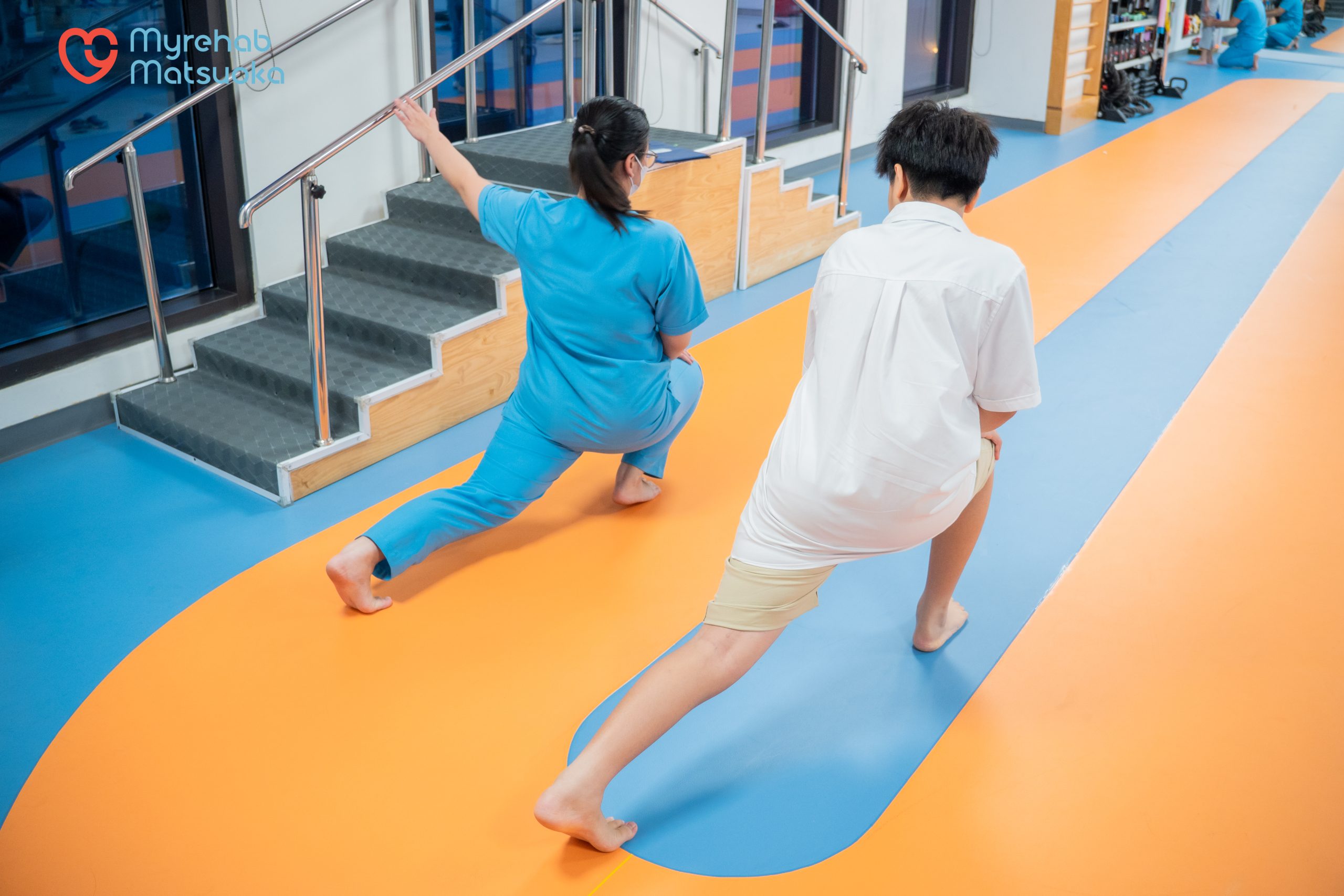 Tập vận động trị liệu cho trẻ bị viêm khớp mạn tính tại Myrehab Matsuoka