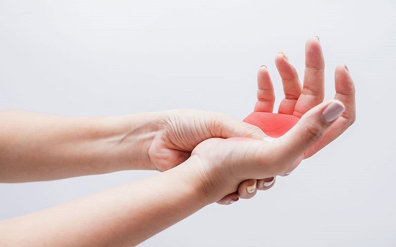 Tê bì tay chân là dấu hiệu phổ biến của hiện tượng tổn thương tuỷ sống
